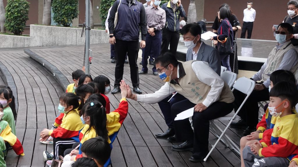黃偉哲市長與孩童們親切互動