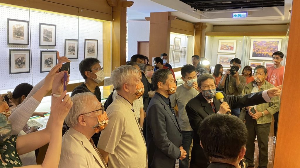 文化部長李永得（中）在李梅樹紀念館館長李景文（右二）的導覽解說下，觀賞質量兼俱的作品。