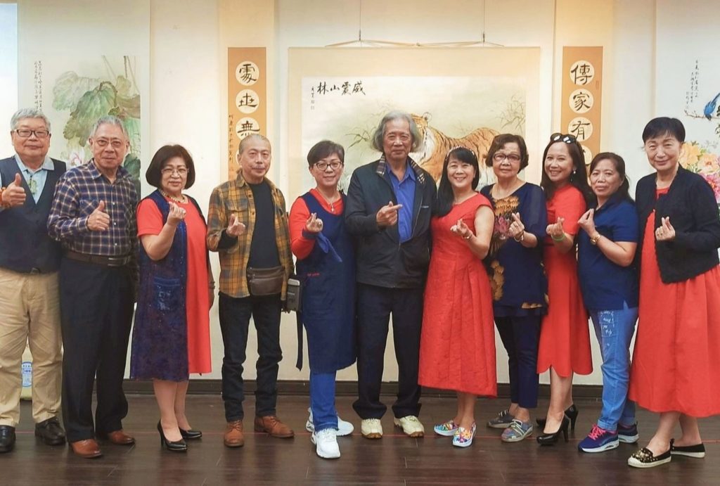 多位藝術家特別到場向參展人道賀,場面熱烈。(記者 辛澎祥/攝)