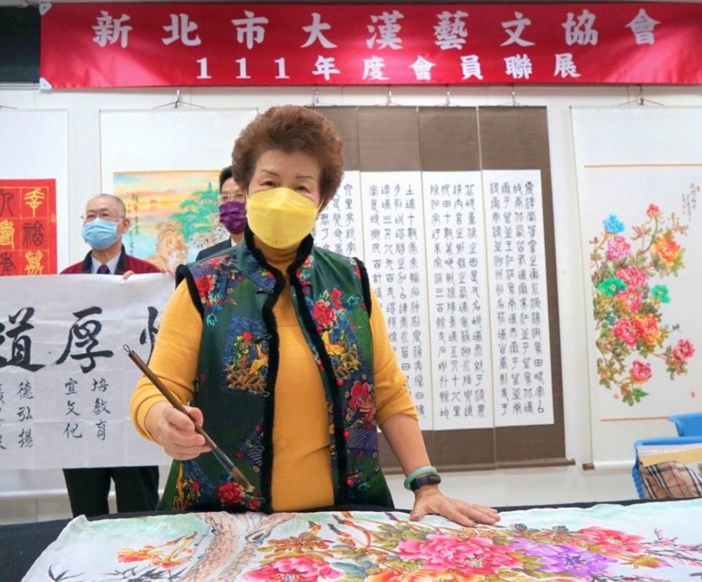 大漢藝文協會理事長呂玉環書畫揮毫，展現藝術家超凡的技藝。