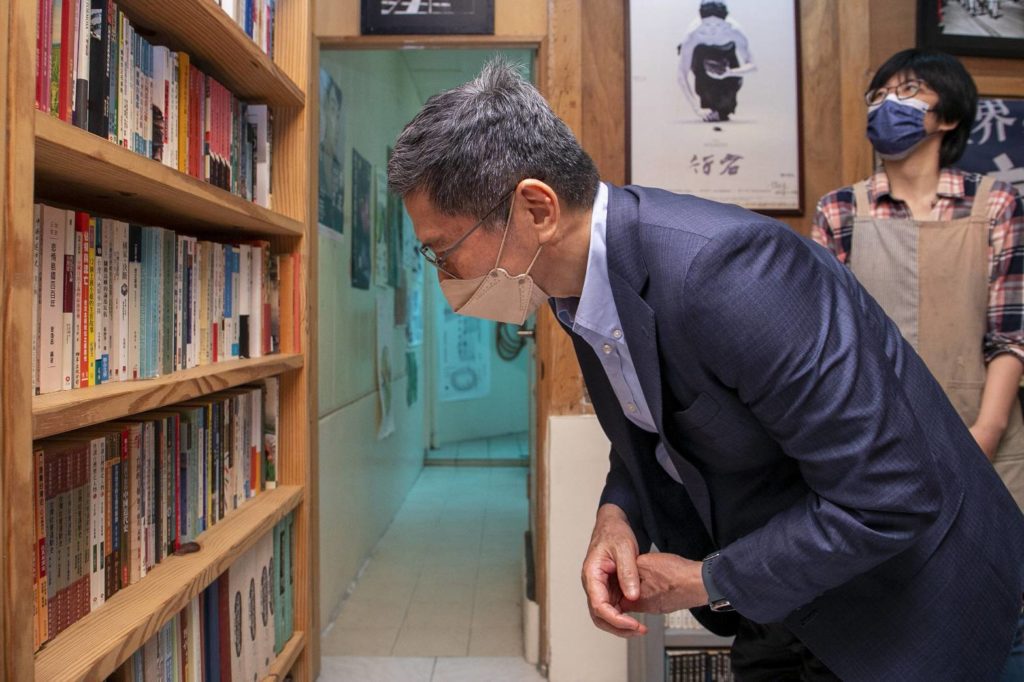 時光二手書店的日式書架,反應了時代的文化出版風潮。