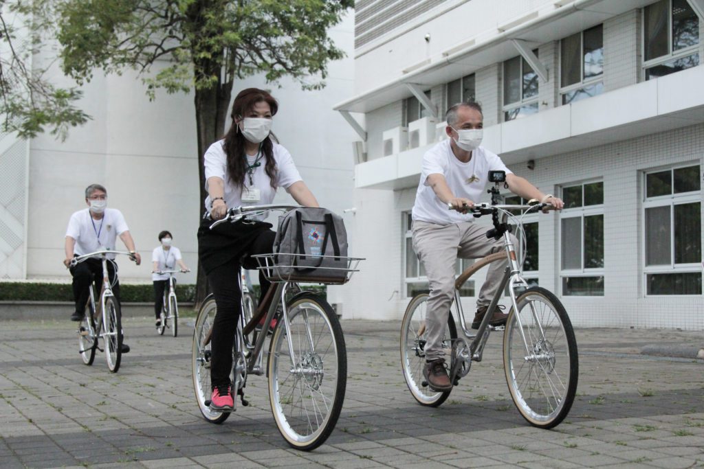 工藝中心主任張仁吉(右一)帶領工藝文化休閒產業跨域聯盟一起騎著腳踏車去旅行