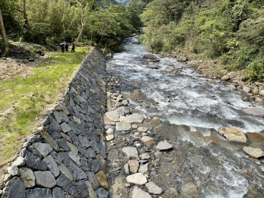  緩坡式砌石護岸