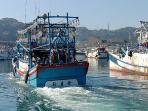 鎖管棒受網漁船除應遵守禁漁期、禁漁區之外，尚須依規定維持船位回報器運作，並填報卸魚聲明書