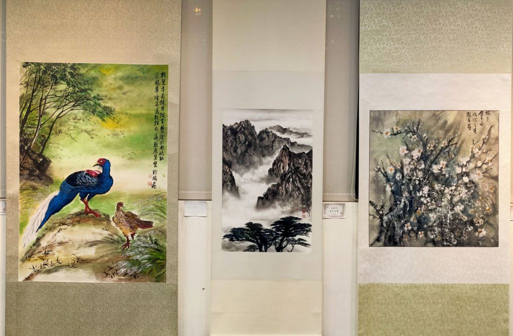 會員所展出的水墨畫作品極具視覺感。(記者 辛澎祥/攝)