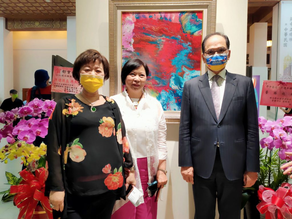 立法院長游錫堃(右)出席聯展開幕式,協會理事長范巧貞(左起)與策展人李麗珍開心合影。(記者 辛澎祥/攝)