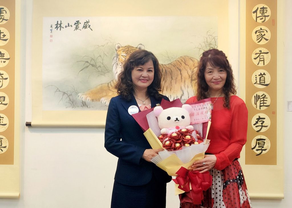 鳯凰藝術美學獅子會會長林秀珠(右)與菁英獅子會會長高筱雯展場相見歡。(記者 辛澎祥/攝)