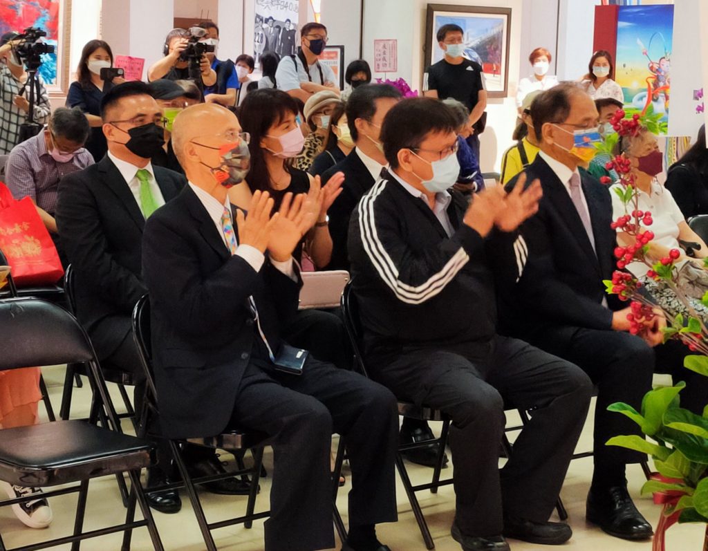 前駐法大使呂慶龍(左起)、中興工程顧問公司董事長陳伸賢及立法院長游錫堃,為畫展開幕式貴賓。(記者 辛澎祥/攝)