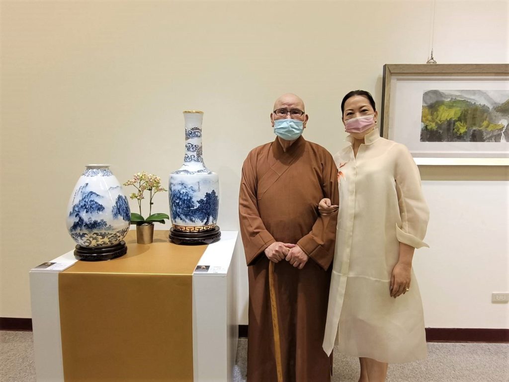卓麗秋老師陪著法師媽媽進行導覽,母女深厚之情溢於言表。(記者 辛澎祥/攝)
