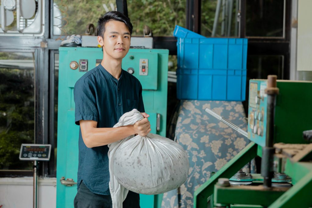 不斷鑽研製茶技術，木柵青農張倞叡獲111年春季優良鐵觀音茶比賽特等獎。