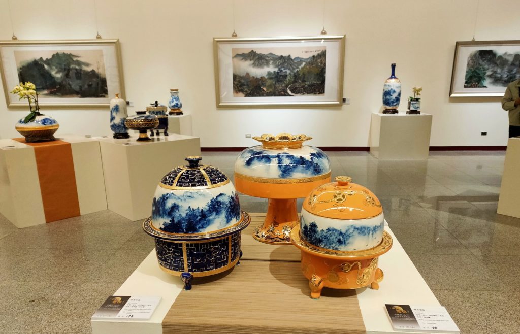 卓麗秋老師山水青花瓷個展,作品令人大開眼界。(記者 辛澎祥/攝)