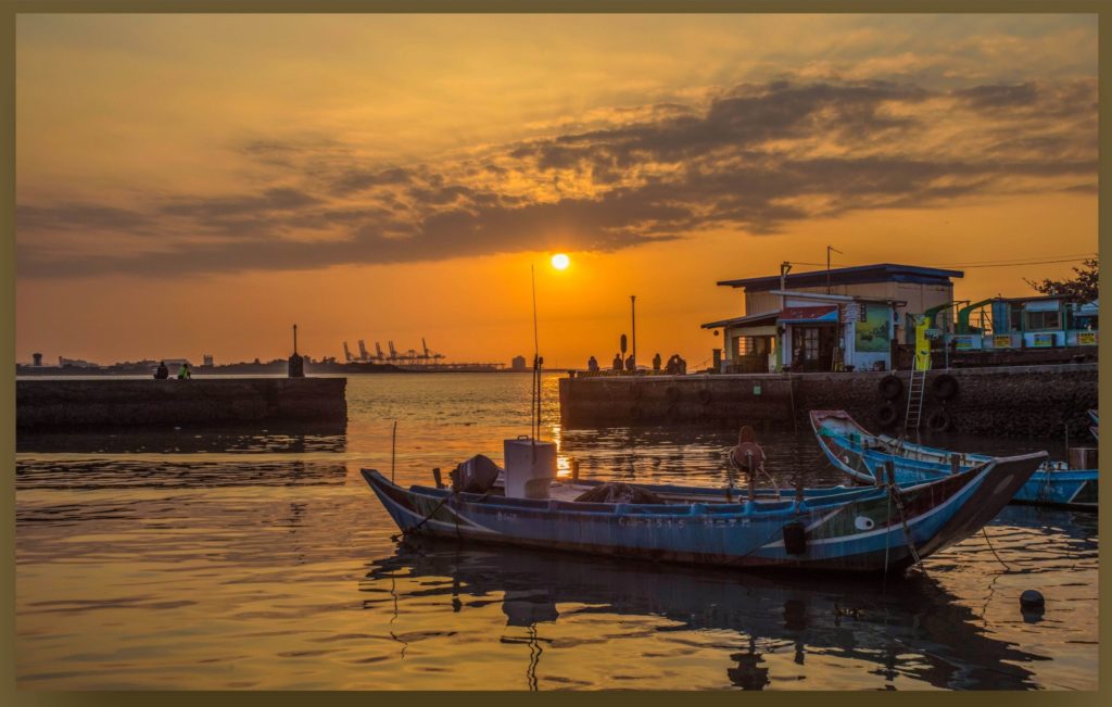 淡一漁港夕陽美照（新北市漁業處提供）