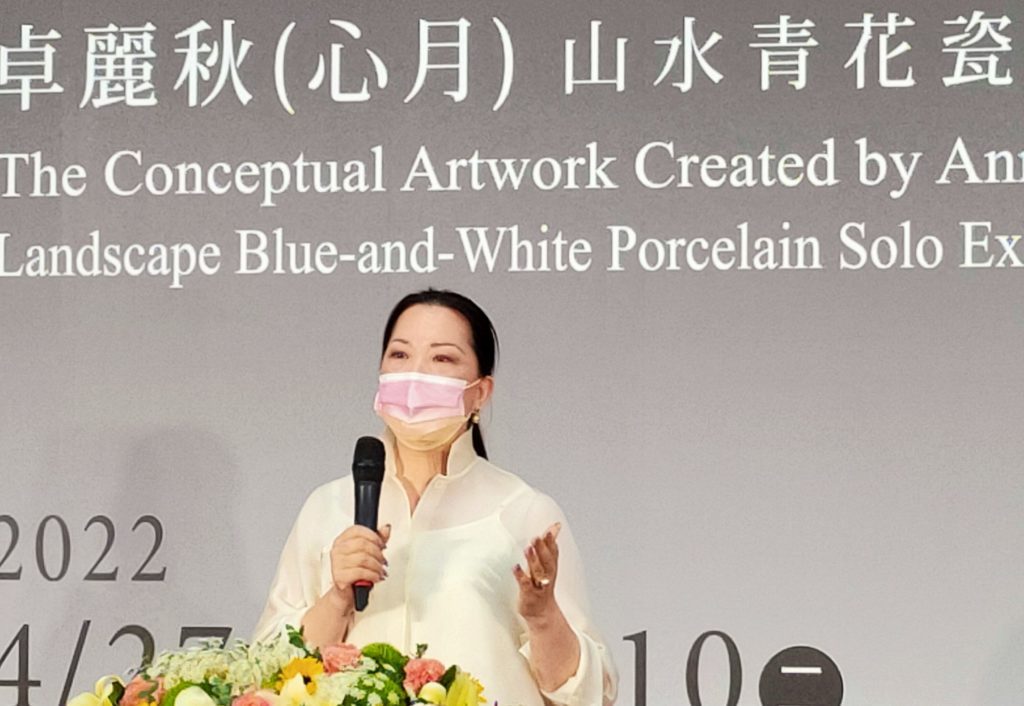 卓麗秋老師在個展開幕式上說明這次展出的創作歷程。(記者 辛澎祥/攝)