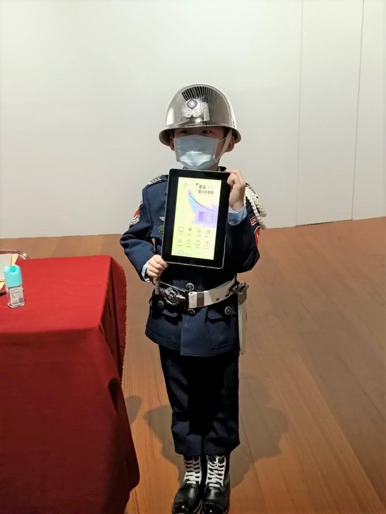 可愛的7歲小禮兵孫孫介紹漫遊國父紀念館APP。