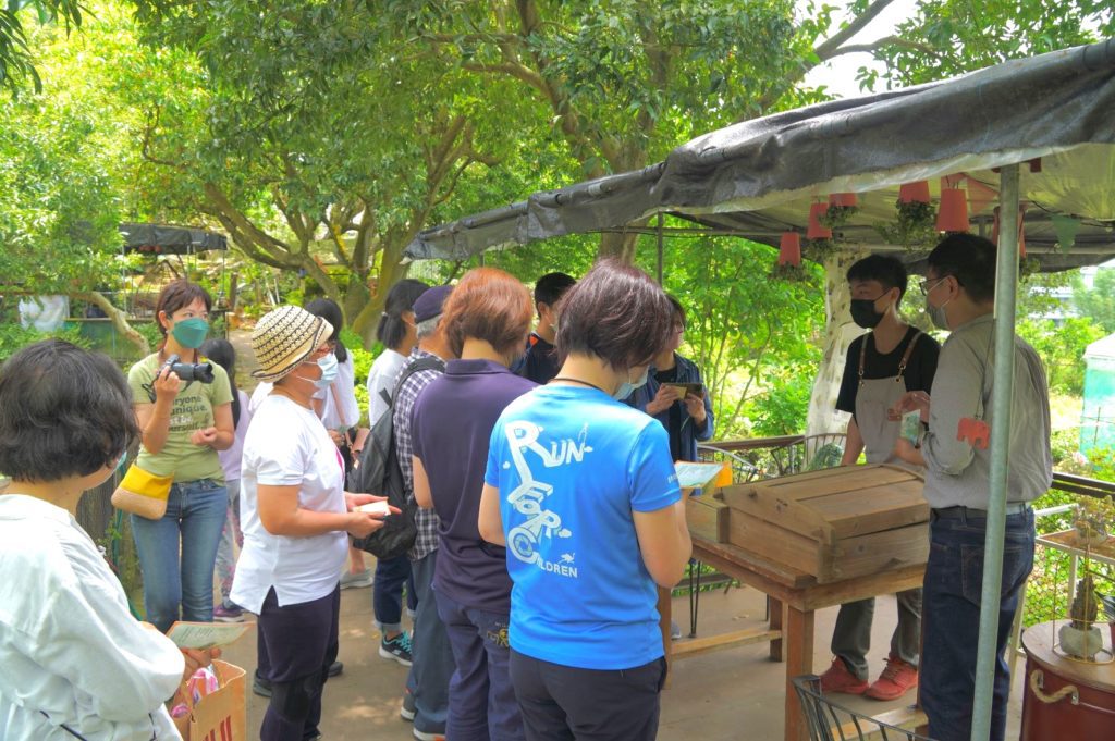 張哲岳向民眾介紹農村社區