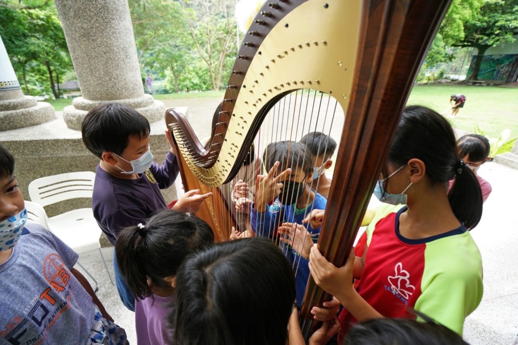 臺東縣達仁鄉土坂國小學童近距離認識豎琴