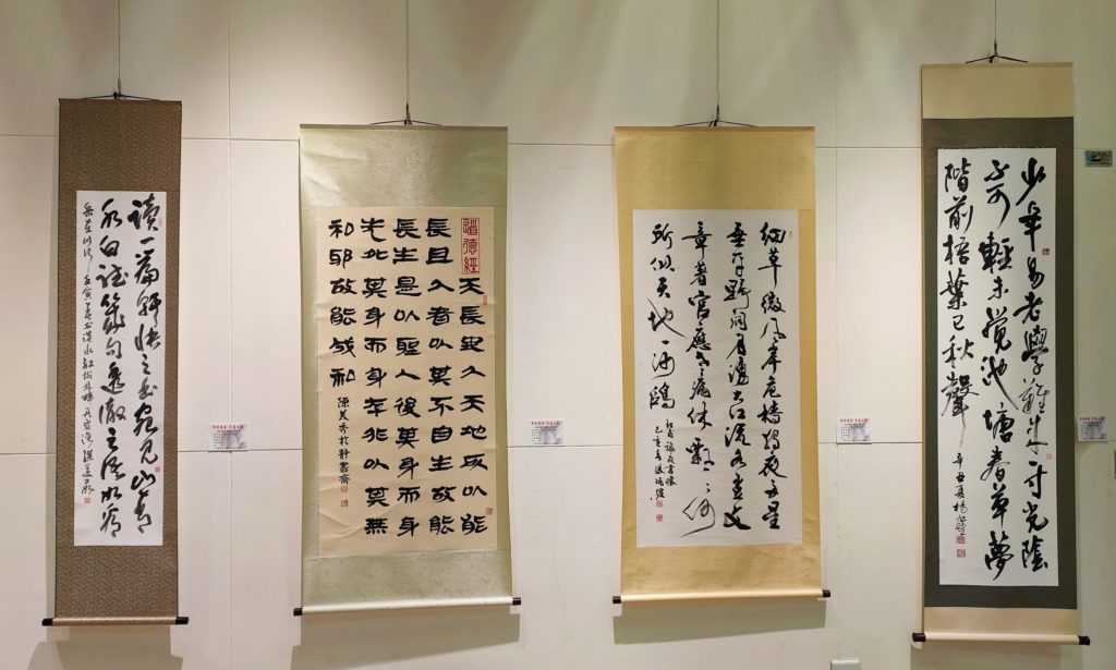 知名書法家孫美茹（左起）陳美秀、張炳煌與楊旭堂，為此展覽提供作品共襄盛舉。（記者 辛澎祥/攝）