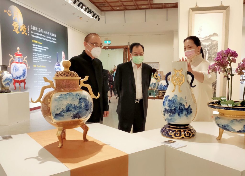 卓麗秋為退輔會主委馮世寬(左)及前警政署副署長蔡俊章(中)進行作品導覽。(記者 辛澎祥/攝)