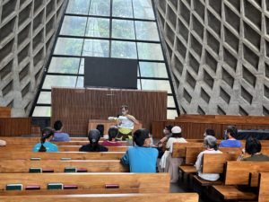 東海大學路思義教堂內，徐明松教授介紹貝聿銘及陳其寬建築師之作品精神