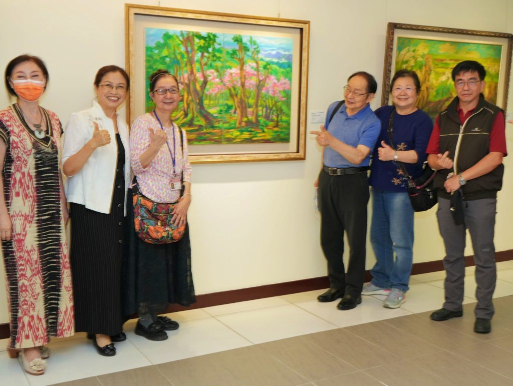 畫會理事長林育州（左一）與參展會員們開心合影。（記者 辛澎祥/攝）