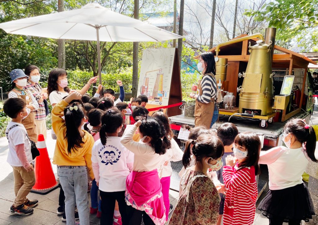 茶博館6月26日辦理「香氣島讀小旅行」活動，全臺唯一行動精油車將來到現場示範