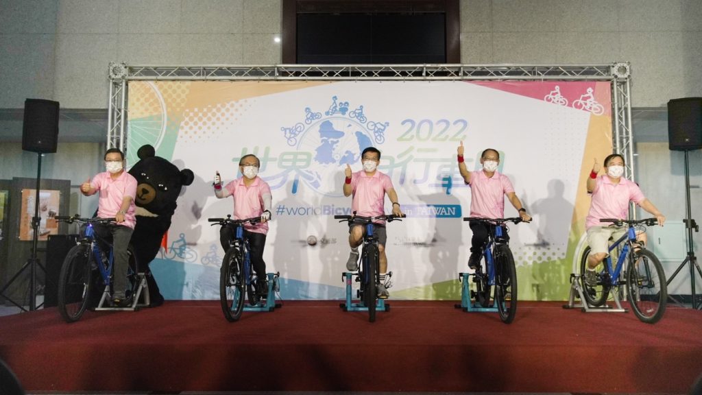 ▲王國材部長（中）身先士卒騎上自行車呼應世界自行車日活動。