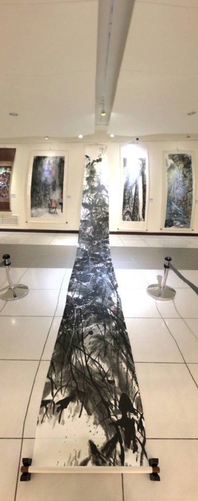2021年姚芳於國立國父紀念館德明藝廊舉辦個人現代水墨創作展，作品《南軒面對芙蓉浦》尺寸72090cm。(圖/姚芳提供)