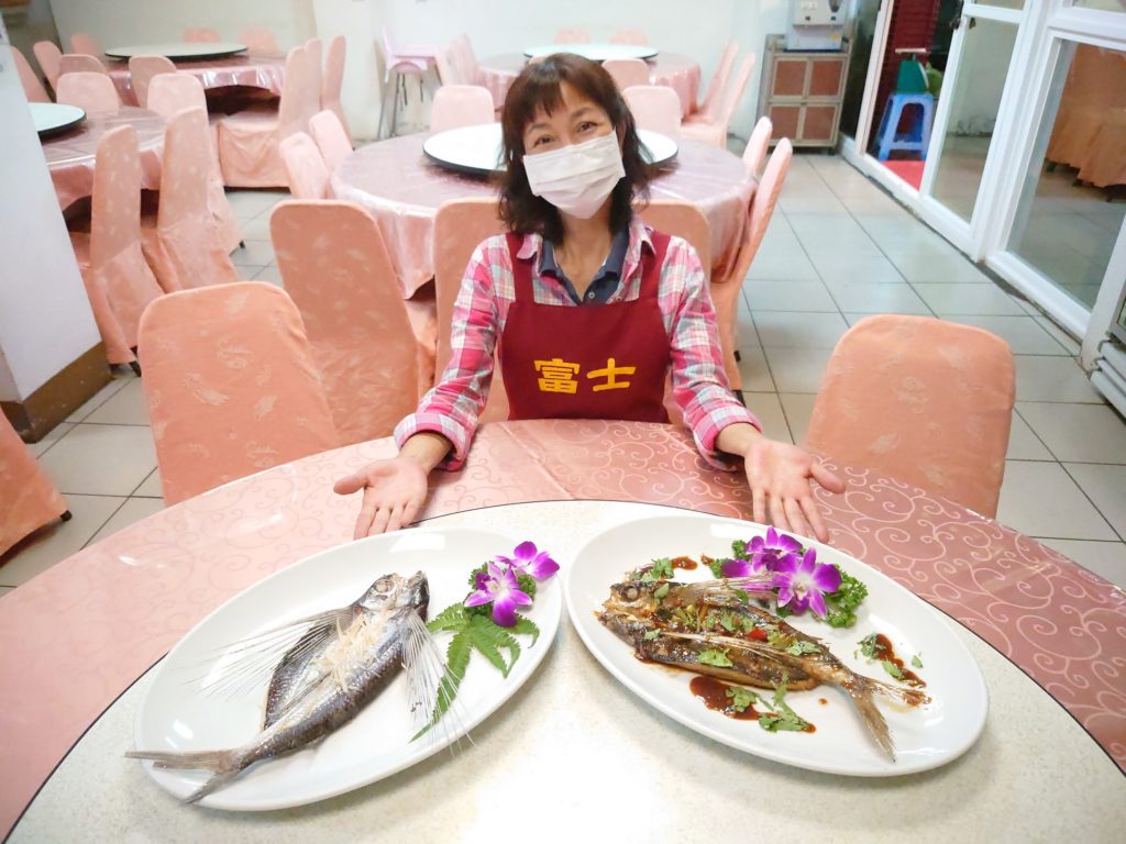 富士海鮮餐廳老闆娘示範如何簡單做飛魚料理。
