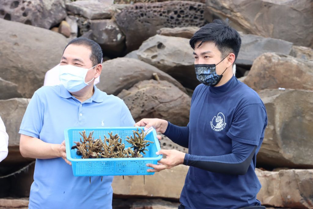 侯友宜市長（左）對海洋造林珊瑚復育行動表達重視與關切。