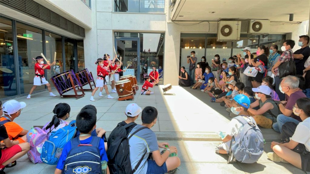 ▲展覽開幕活動，臺日籍小朋友帶來太鼓演出，祝福大家幸福快樂。(圖/陶博館提供)