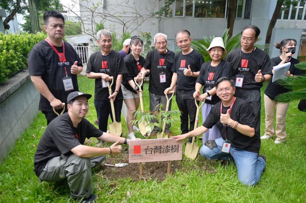 ▲台灣漆藝日活動的主協辦方參與人，展現活動的投入能量。（圖/工藝中心 提供）