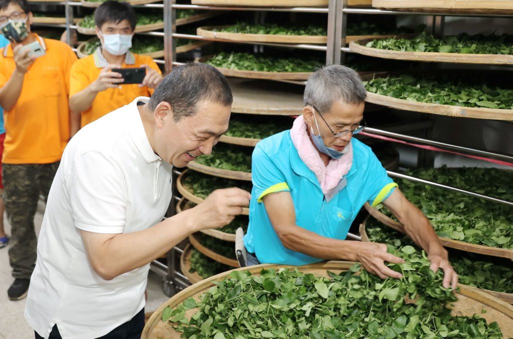 ▲新北市長侯友宜（左）也是品茗的愛好者。（圖/新北農業局 提供）