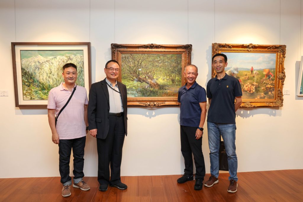 「第四十六屆全國油畫展」貴賓合影，右起：國立國父紀念館館長王蘭生、中華民國油畫學會理事長楊永福、文化部政務次長蕭宗煌、中華民國油畫學會副秘書長羅恒俊