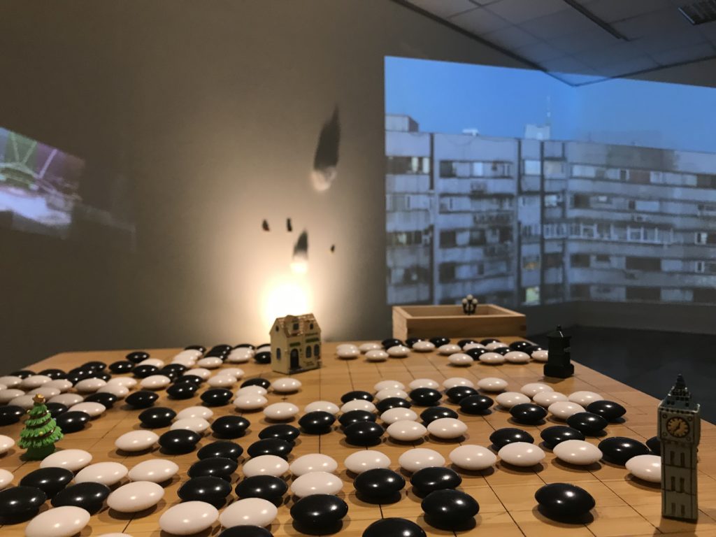 ▲「宇宙流」展覽將棋局對應至城市發展，從繁榮中心點向外擴展，而作息交替、新舊衝突，也一如黑白棋子的攻防來往。(圖/文化局提供)