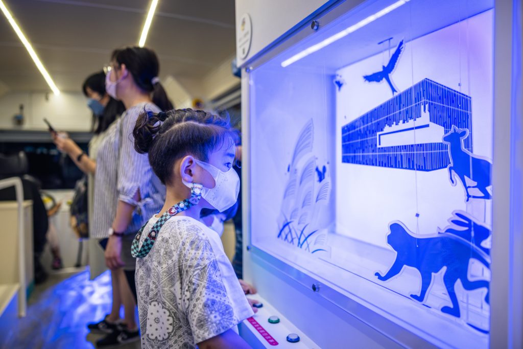 ▲「我是小小觀察員」像是展開一場美術館的舞台劇,小朋友可以觀察顏色與光影的變化。(圖/文化局提供)