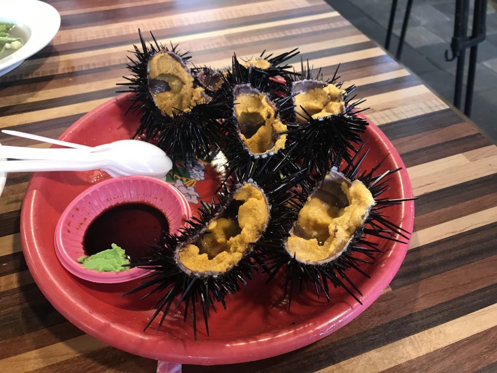 現場食用新鮮海產，龜吼海港魚市是首選。（圖/新北漁業處 提供）