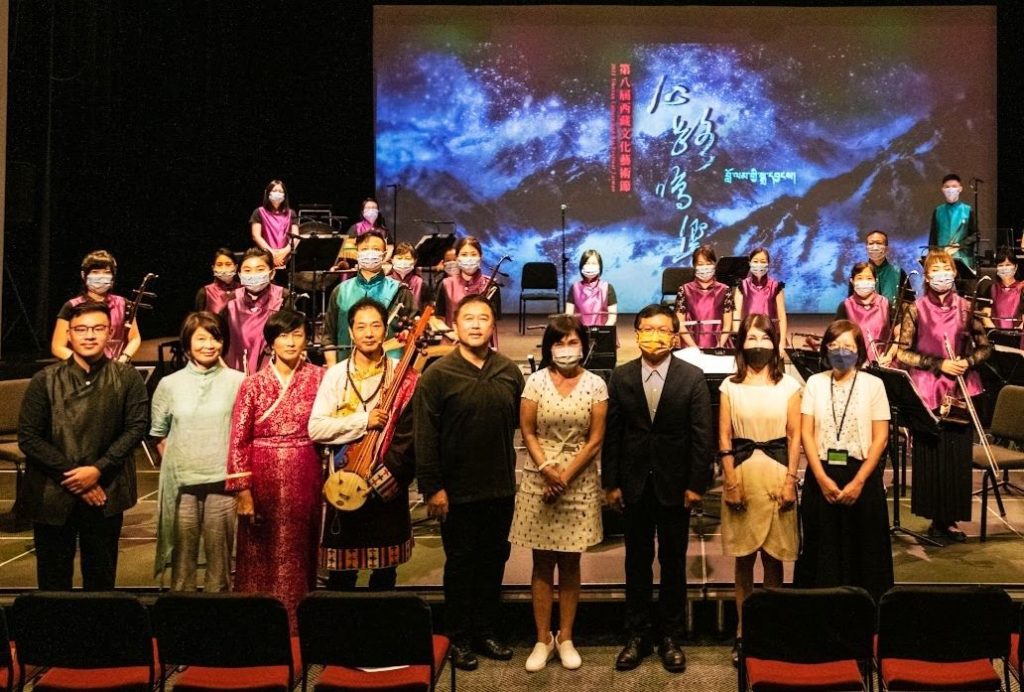 西藏文化音樂節的主辦方與演出單位與個人合影留念。(記者 辛澎祥/攝)