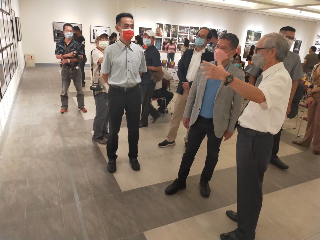 在王蘭生館長（左）的陪同下，康台生教授（右）為前來觀展的文化部長李永得（中）進行作品展覽。（記者 辛澎祥/攝）