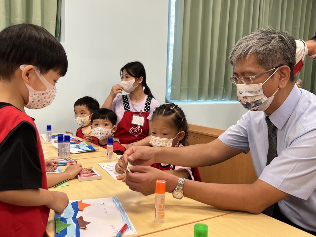 航港局葉協隆局長與小朋友一起完成手撕船貼畫