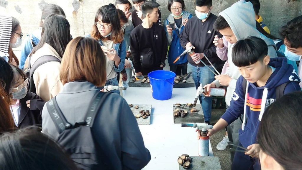 民眾體驗養殖及品嚐海味的樂趣。（圖/新北漁業處 提供）