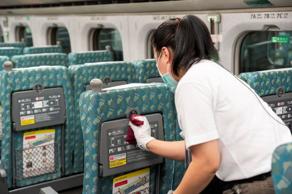 ▲高鐵列車折返清潔時，均會針對旅客常接觸的部位加強清消。（圖/高鐵公司 提供）