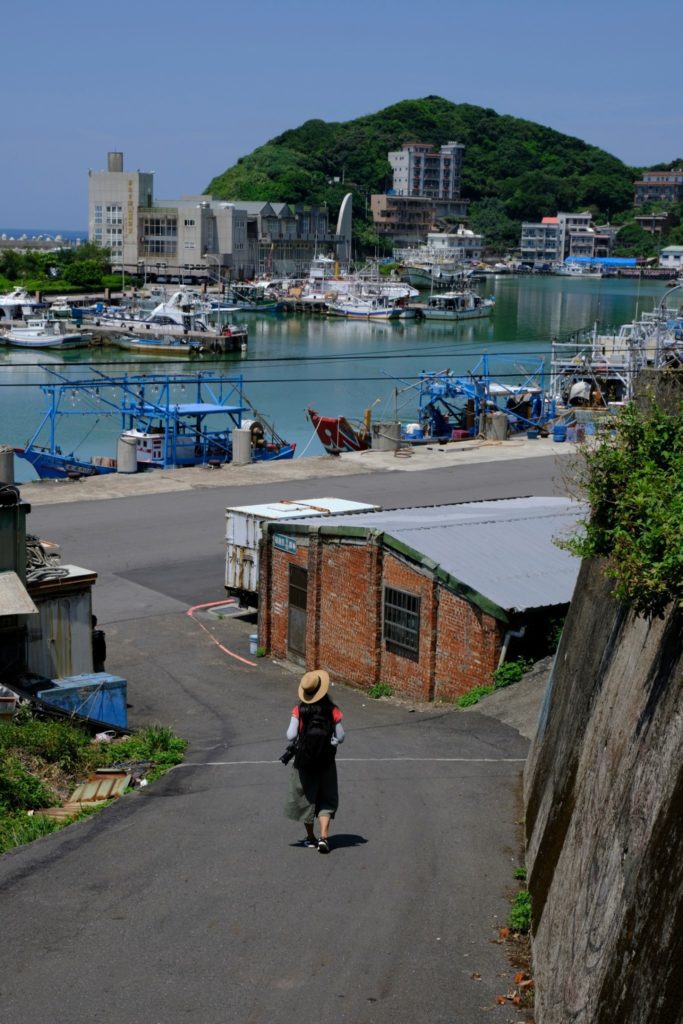 ▲文史工作者卓清松帶領民眾走訪魚路古道，從金山磺港認識百年「金包里大路」」。(圖/文化局提供)