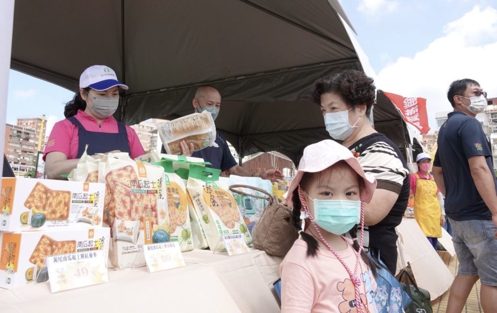 現場展售南瓜食品禮盒。（圖/新北農業局 提供）