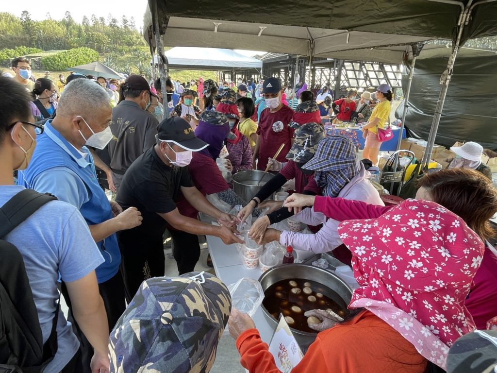 各美食攤位好整以暇提供食品與伴手禮供民眾及遊客挑選。（圖/澎湖旅遊處 提供）