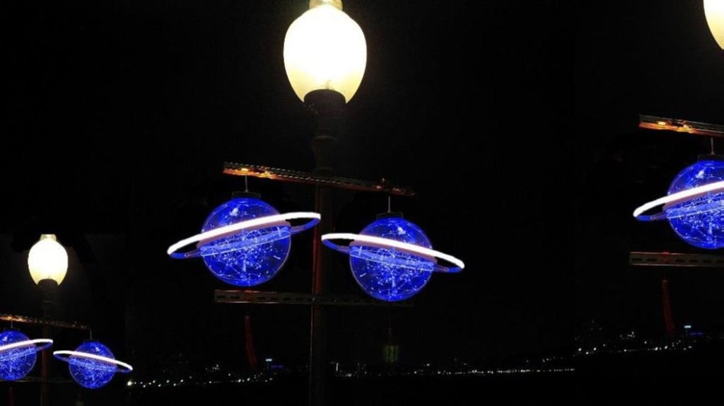 漁人碼頭木棧道的路燈照明，格外浪漫。（圖/新北漁業處 提供）