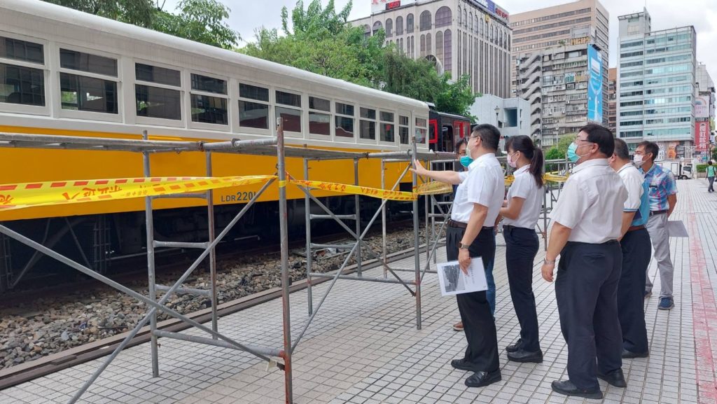 台鐵局長杜微率管理團隊勘察將公開展示的老火車。（圖/台鐵 提供）