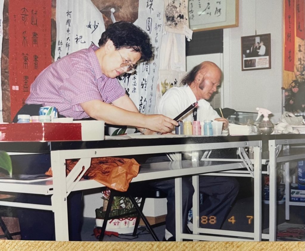 民國88年4月7日柯耀東賢夫妻一起於畫室創作合影。(圖/柯適中提供)
