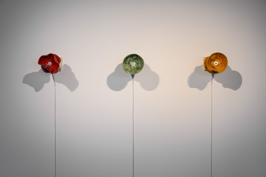 ▲瑞士陶藝家Julian Vogel《陶瓷系列#9》，以陶瓷製成的扯鈴串接展現當代技藝、舞蹈、表演與雕塑的跨域藝術。(圖/陶博館提供)