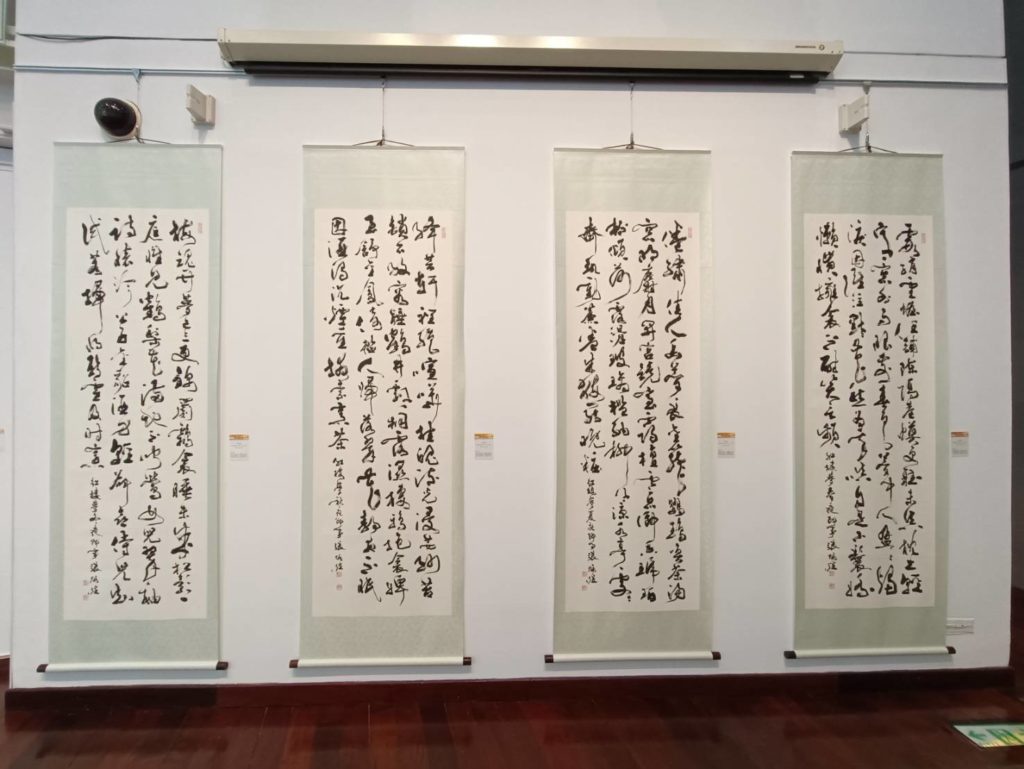 張炳煌教授以紅樓夢章回情節所撰寫的書體作品,彰顯出不凡的文學意境與美感。(記者 辛澎祥/攝)