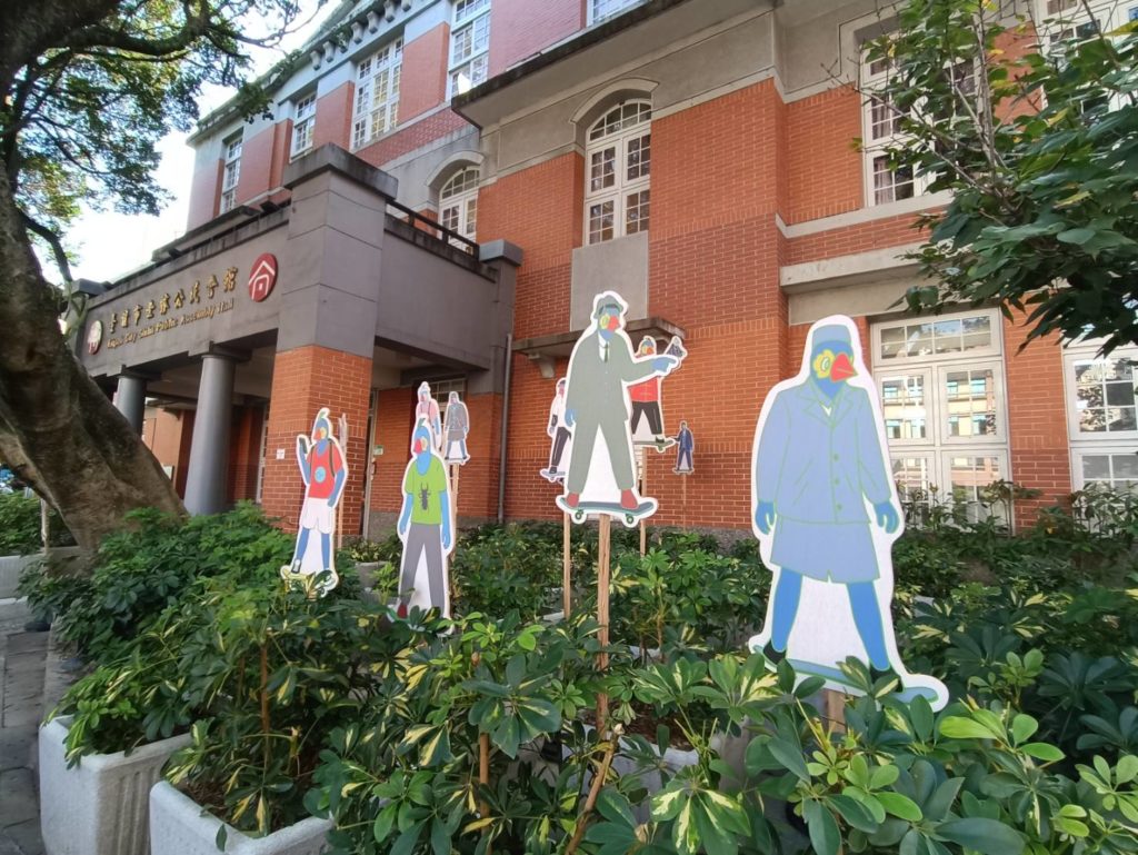 士林公民會館廣場，藝術家張騰遠創作〈鸚鵡人-人類研究報告（士林篇）〉
